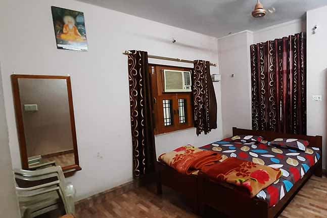 pushkar-gautam-ashram-bed-room-image-03